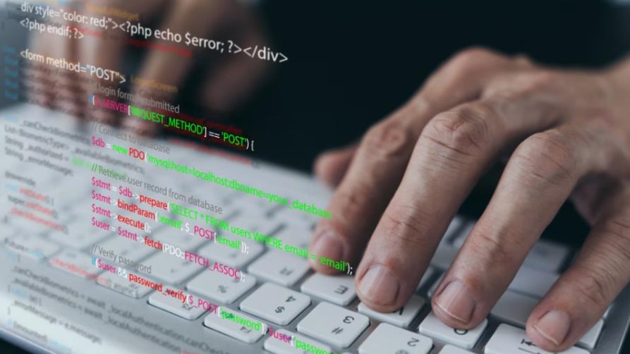 中山小程序定制开发公司视角下SQL与T-SQL的差异化应用解析